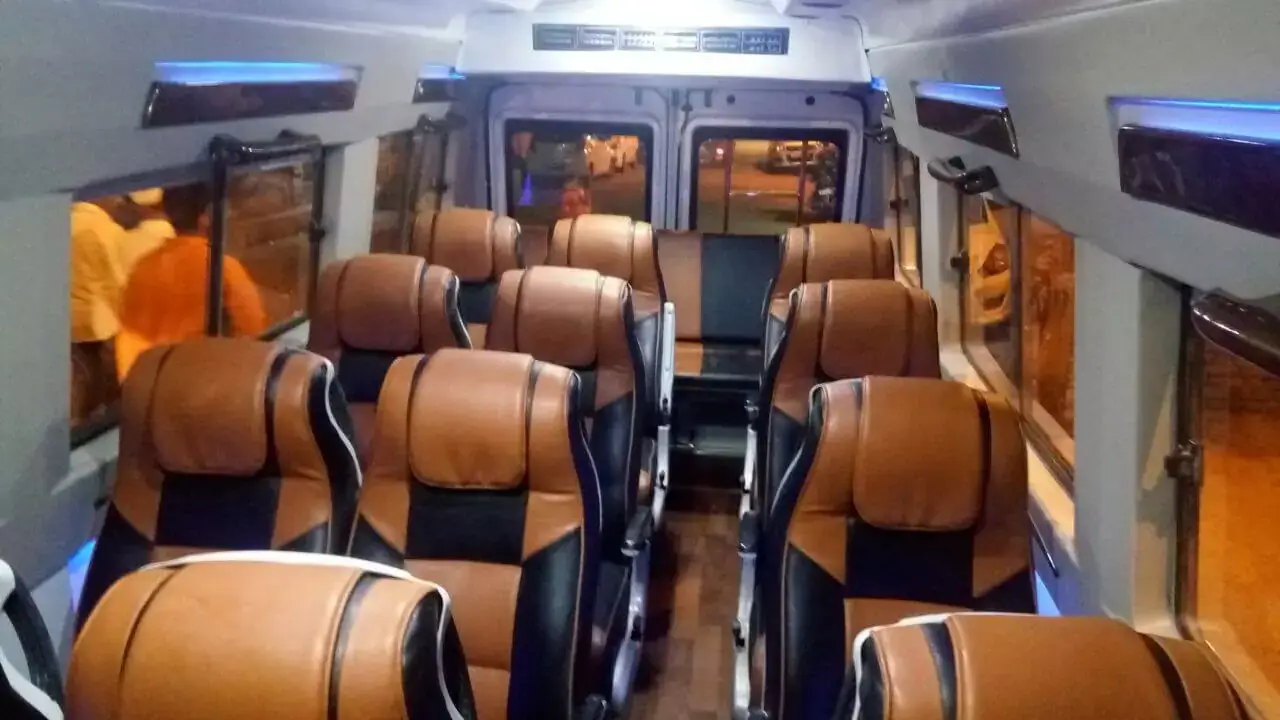 17 Seater Tempo Traveller