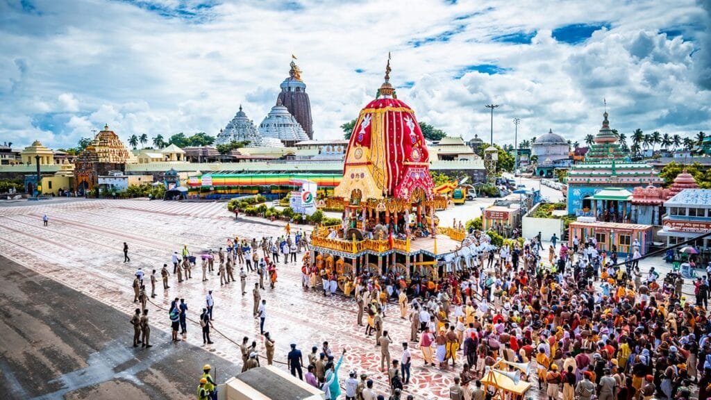 Puri Rath Yatra Tour Package 2025 from Bhubaneswar -Devotees pulling Lord Jagannath’s chariot during Puri Rath Yatra 2025