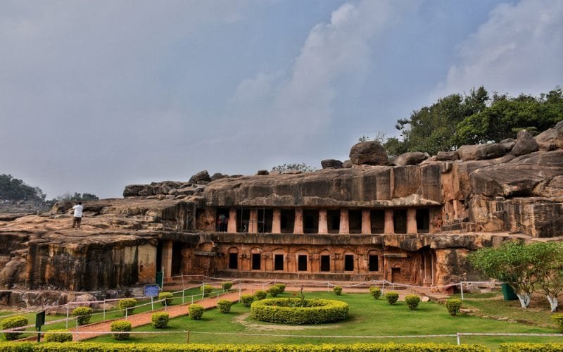 bhubaneswar puri konark tours with jain caves - khandagiri udaygiri & Dhauli shanti Stupa