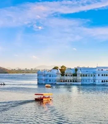 udaipur-lake-palce-tour-rajasthan.webp